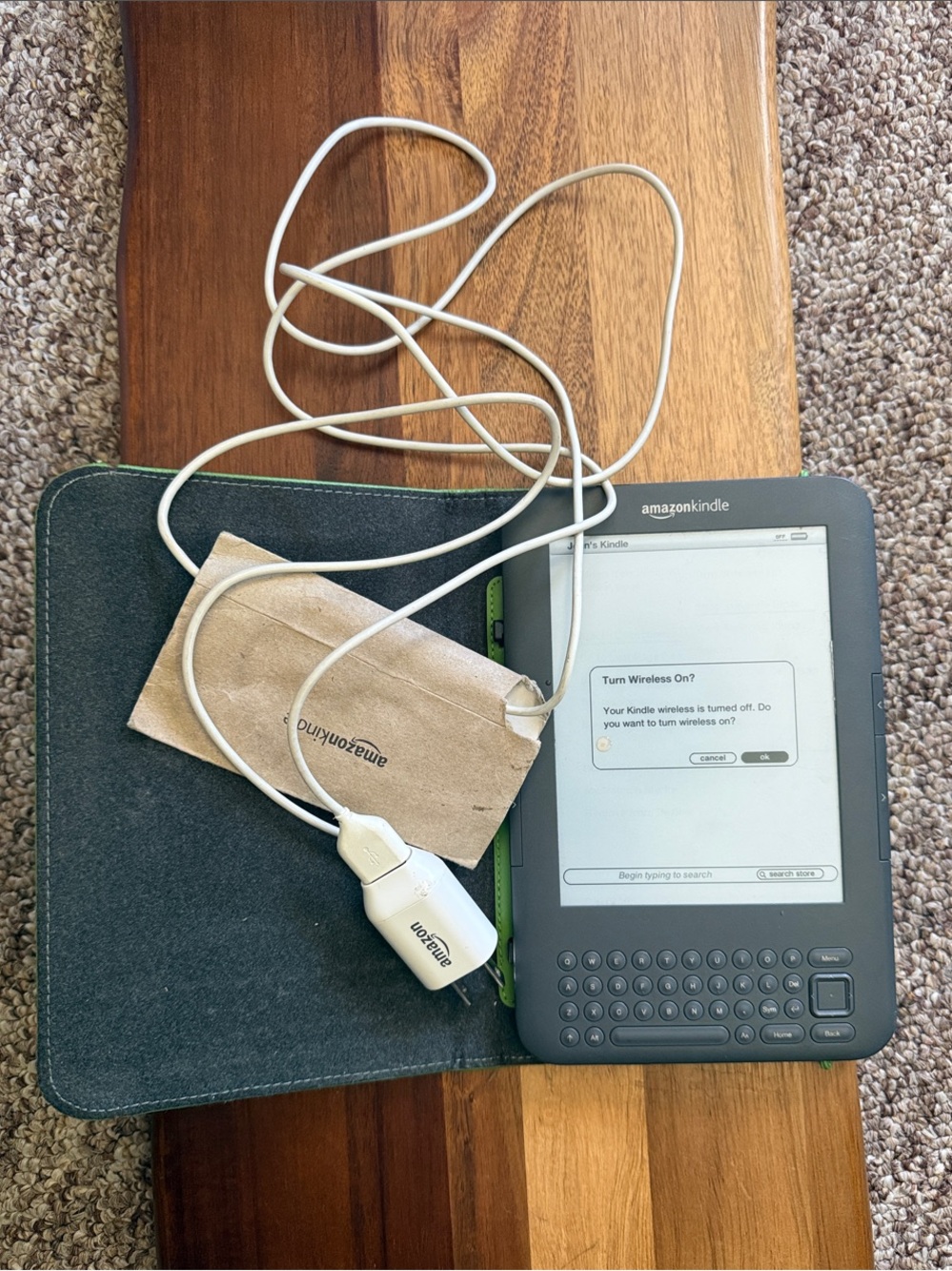 Amazon Kindle eReader dark grey with Green Folio Cover with charger